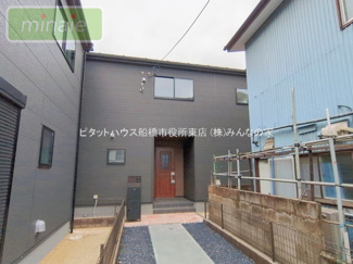 【外観】 | 駐車3台　パウダールーム付き　スーパー3分　長期優良住宅　三山　2号棟 | 販売現地　洗練されたデザインが映える外観です。