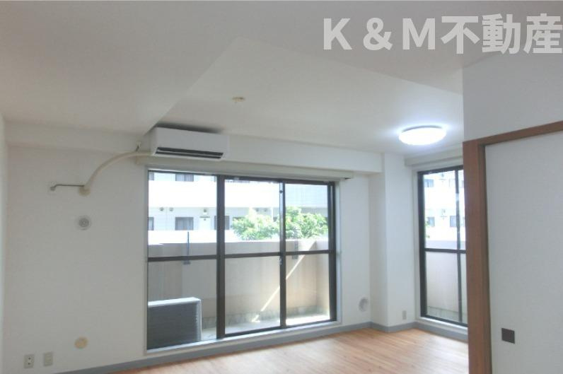 コスモ南柏の居間・リビング|こちらのリビングで趣味の時間をお楽しみください