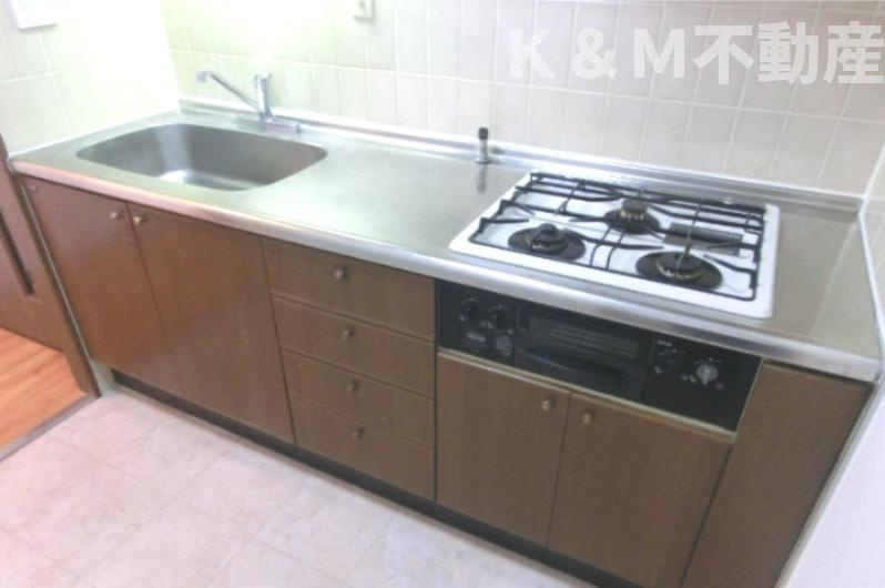 コスモ南柏のキッチン|コンパクトなキッチンで掃除もラクラク