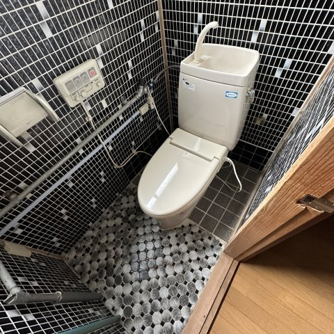 室蘭市水元町8-22戸建のトイレ