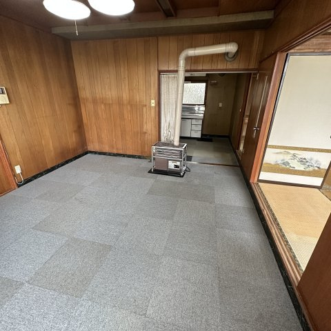 室蘭市水元町8-22戸建の居間・リビング