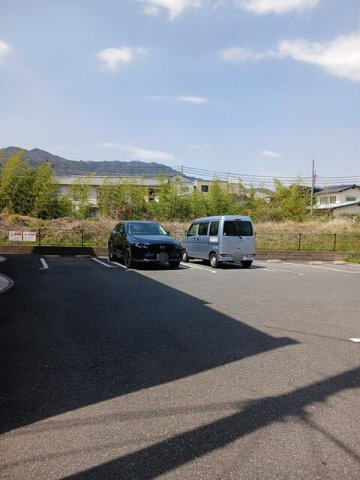 メゾン・ボヌールの駐車場|カースペースがあります