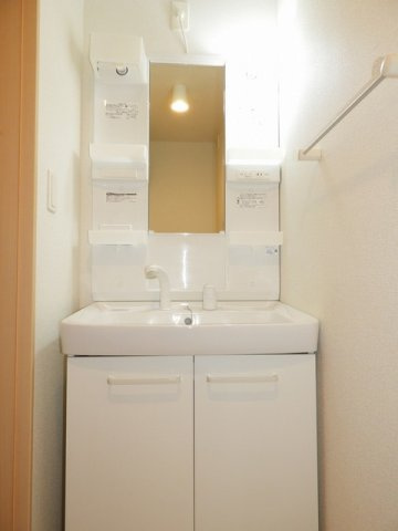 リバーサイド真倉　Ｅの洗面所|脱衣スペースもあります