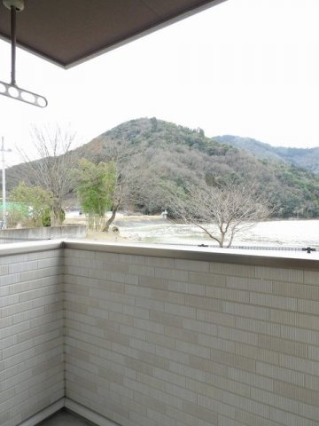 リバーサイド真倉　Ｅのバルコニー|バルコニーからの眺めを楽しみながら食事をしませんか