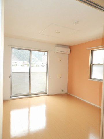 リバーサイド真倉　Ｅの居間・リビング|使いやすい居間です