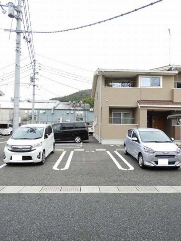 リバーサイド真倉　Ｅの駐車場|駐車場に車を止められます