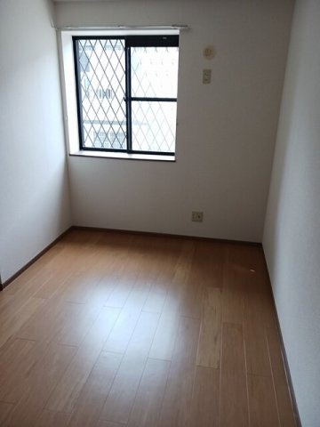 イーストヒルズの内装|明るい室内です