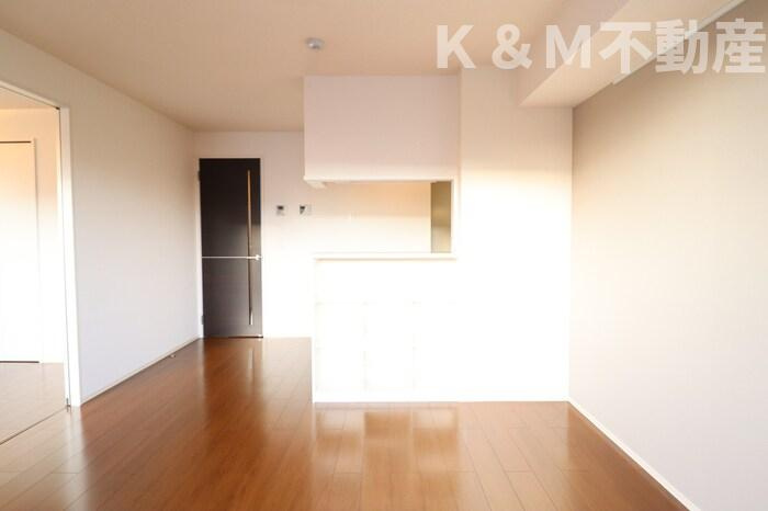 リバーサイドヴィラ　ハピネスの居間・リビング|こちらのリビングで趣味の時間をお楽しみください