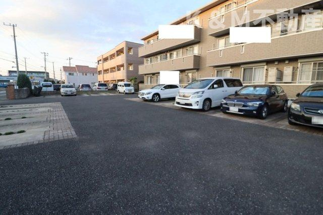 リバーサイドヴィラ　ハピネスの駐車場|駐車スペースもあります