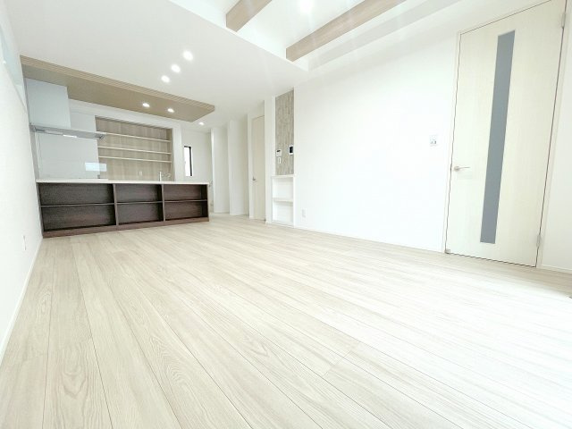 【居間・リビング】 | 川越市砂新田5丁目　新築一戸建住宅　全1棟　(ふじみ野店) | 南東道路に面し陽当が差し込むあたたかいリビング。ゆったり過ごせる17.2帖LDKで大切な家族との時間を。