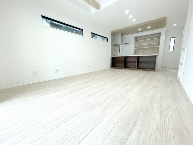 【居間・リビング】 | 川越市砂新田5丁目　新築一戸建住宅　全1棟　(ふじみ野店) | 折上げ天井はLDKに開放感を、キッチンの折下げ天井は落ち着いた雰囲気を演出。