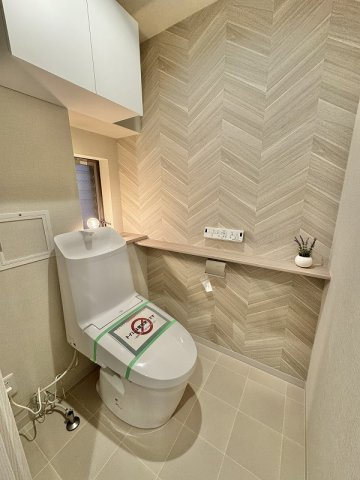 フラッツ鷺ノ宮のトイレ|フラッツ鷺ノ宮：ウォシュレット機能付き節水型トイレの上には吊戸棚収納が付いております♪