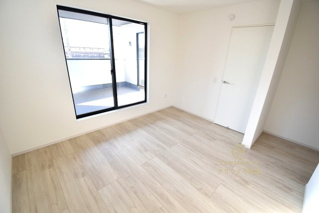 TERRACE　水戸市元吉田町　5期 　2の洋室|フローリングなので重い家具も置けます。カーテンと家具を揃えるなどして、お好みのインテリアを楽しむことができます。収納スペースは全室に配備しております。