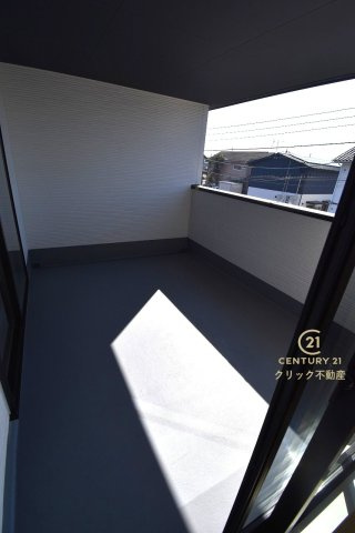 TERRACE　水戸市元吉田町　5期 　2のバルコニー|インナーバルコニーは洗濯物外干し派の強い味方！天気が変わりやすい季節の外出も安心です。外出が難しい日に出るだけでも気分転換になる、嬉しいスペースです。