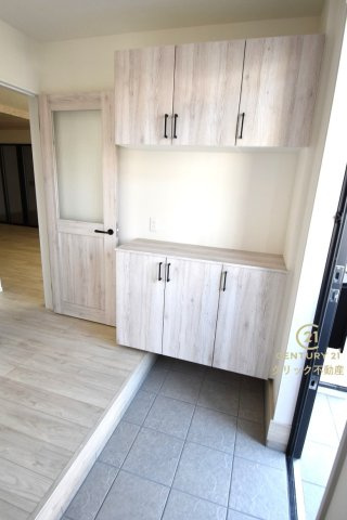 TERRACE　水戸市元吉田町　5期 　2の玄関|たっぷり収納できるシューズボックスで玄関もスッキリ！扉の中は可動棚ですので、靴に合わせて高さを自由に変えることができます。