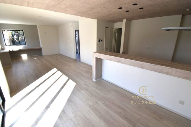 TERRACE　水戸市元吉田町　5期 　2の居間・リビング|ナチュラルな色合いのLDKは家族が自然と寛げる場所にピッタリです。きっといつもの食事や何気ない会話も楽しくなりますね！ここから始まる「日常」がご家族にとってかけがえのない時間となりますように。