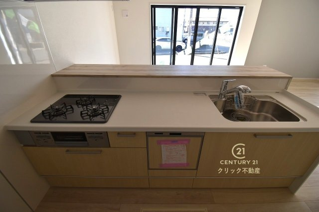 TERRACE　水戸市元吉田町　5期 　2のキッチン|対面式システムキッチンは料理中や後片づけの間も会話が楽しめ、家族に一体感が生まれます。十分な広さのキッチンなら、家族での分担作業もはかどりそう！