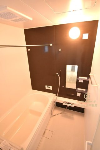 TERRACE　水戸市元吉田町　5期 　2の浴室|浴槽への出入りが安全な低床タイプのユニットバス。洗い場は滑りにくい速乾床ですので、お子様やご高齢の方にも安心です。自動お湯張りに追焚機能付きのオートバスです。