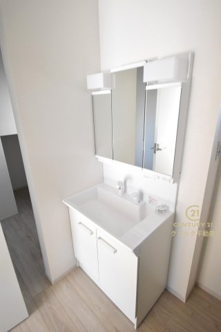 TERRACE　水戸市元吉田町　5期 　2の独立洗面台|シャンプードレッサー付き洗面台は、広めで使いやすい、お手入れが楽なデザイン。写真左奥はリネン庫です。階段下のスペースを利用しています。