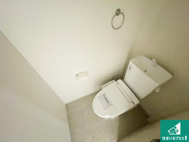 明石市日富美町　第1期　新築一戸建てのトイレ|1・2階の2ヶ所にあるので、朝の忙しい時間の順番待ちもなく、深夜の利用にも大変便利です。