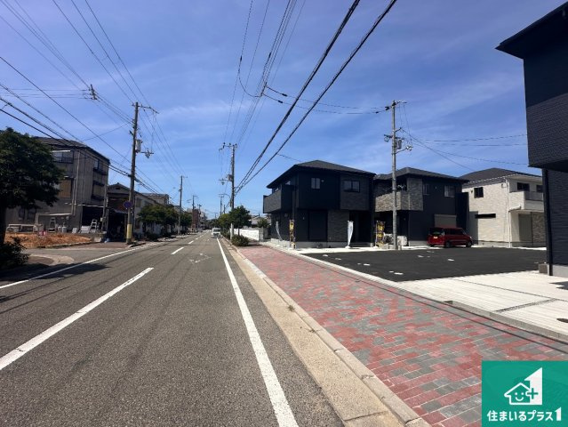 明石市日富美町　第1期　新築一戸建ての前面道路含む現地写真|周辺は閑静な住宅街！前面道路広々で車の出し入れも便利です。駐車が苦手な方でも安心して車庫入れできます！