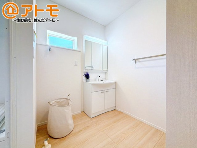 【独立洗面台】 | 駿東郡清水町伏見第7　新築一戸建て　1号棟 | 収納豊富な３面鏡の洗面化粧台は使い勝手良好♪