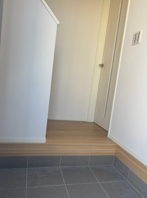 【玄関】 | MIRASUMO今川305 | 収納もある玄関です