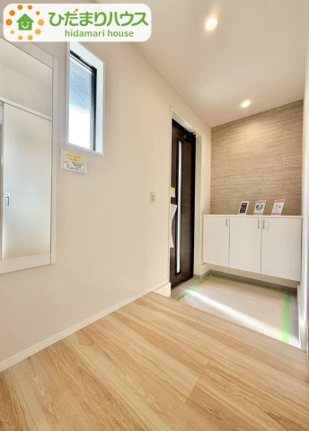 野田市桜台5期　新築戸建　1号棟の玄関|毎日「行ってきます」「ただいま」をいう玄関は小窓付で、明るく光が差し込みます。							
