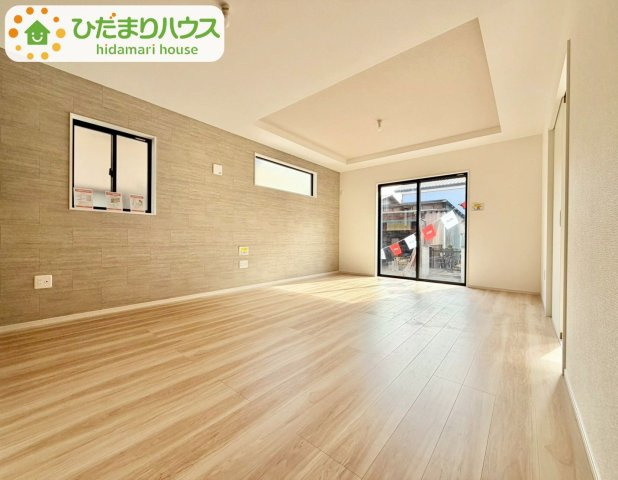 野田市桜台5期　新築戸建　1号棟の居間・リビング|家族だんらんで、笑顔のたえない時間も増えそうな広々としたLDKが魅力です(^^)/窓も多くて明るい空間でくつろげます。							
