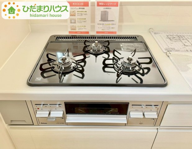 野田市桜台5期　新築戸建　1号棟のキッチン|3口コンロでお料理する時間も短くなりそうですね(*‘∀‘)						
