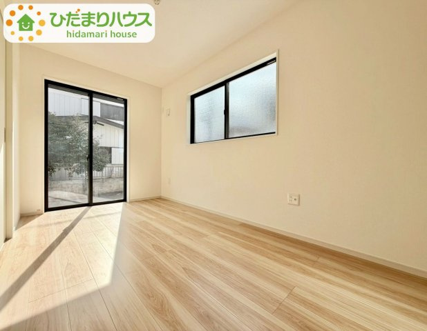 野田市桜台5期　新築戸建　1号棟の洋室|南に面した大きな窓から差し込む光で日中は電気いらず♪							
