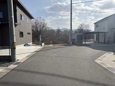 【前面道路含む現地写真】 | 東広島市黒瀬町楢原　中古一戸建て