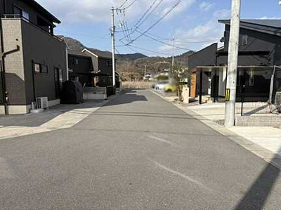【前面道路含む現地写真】 | 東広島市黒瀬町楢原　中古一戸建て