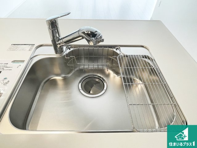 明石市日富美町　第1期　新築一戸建ての設備|蛇口の先端に浄水器を内蔵しています！原水と浄水、お湯と冷水、シャワーの切替えがワンタッチなので用途によって使い分けられます。