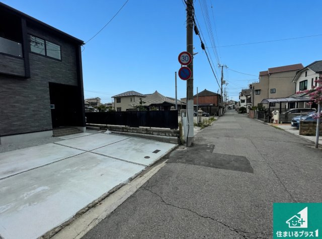 明石市日富美町　第1期　新築一戸建ての前面道路含む現地写真|周辺は閑静な住宅街！前面道路広々で車の出し入れも便利です。駐車が苦手な方でも安心して車庫入れできます！