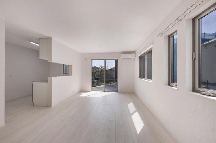 西つつじヶ丘1丁目戸建の居間・リビング|玄関