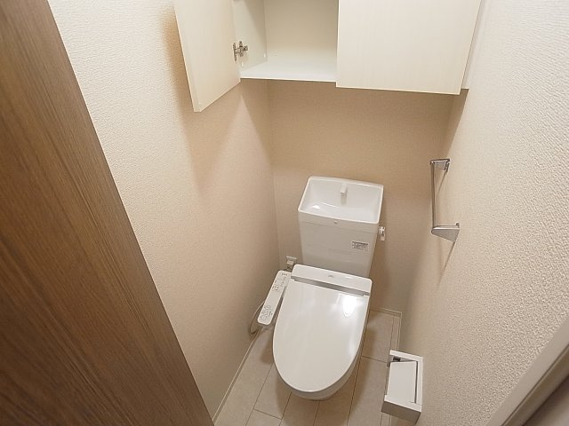 ラークヒルズのトイレ|温水洗浄便座付きのトイレ、上部収納棚も完備