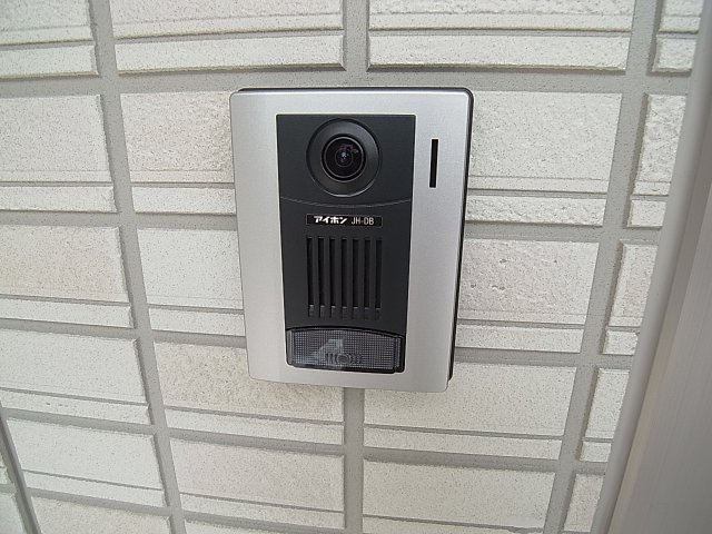 ラークヒルズのエントランス|カメラ付インターフォンで安心