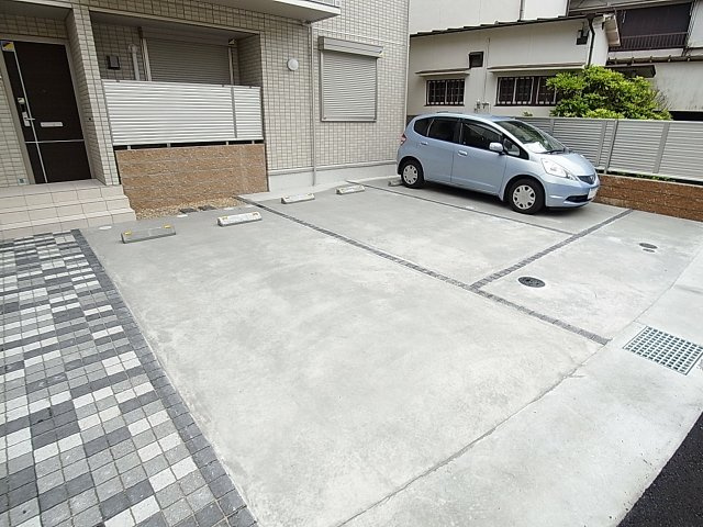 ラークヒルズの駐車場|敷地内駐車場も完備です