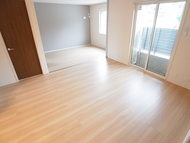 ラークヒルズの居間・リビング|開放感がありゆったりと寛げます