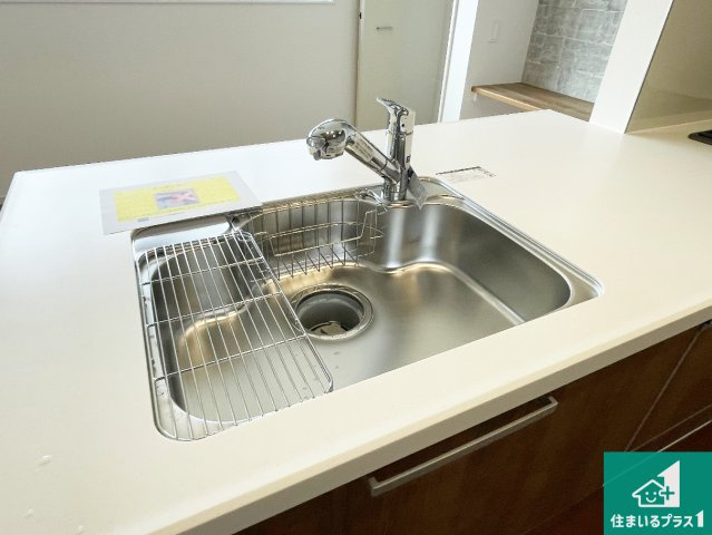 明石市日富美町　第1期　新築一戸建ての独立洗面台|清潔感のある洗面台です。フラットな鏡は掃除がしやすく毎日清潔！ホースは引き出して使えるので洗顔やお掃除の際に便利です！