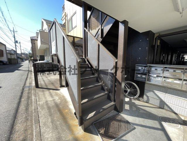 武蔵野市関前５丁目の賃貸マンションのエントランス