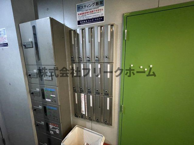 小金井市本町３丁目の賃貸マンションのエントランス