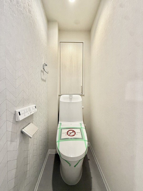 日神パレステージ西池袋のトイレ|日神パレステージ西池袋：ウォシュレット機能付き節水型トイレの後ろには吊収納が付いております