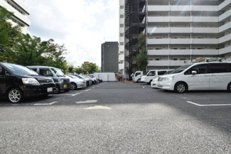 【駐車場】 | マンションの駐車場スペース。空きの有無や駐車料金、サイズ規定などについては、改めてお問い合わせください。～即日のご見学可能～　お問合せはお気軽にどうぞ。
