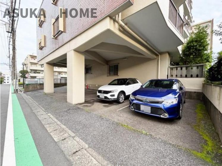 藤が丘マンションの駐車場|敷地内駐車場の様子です。