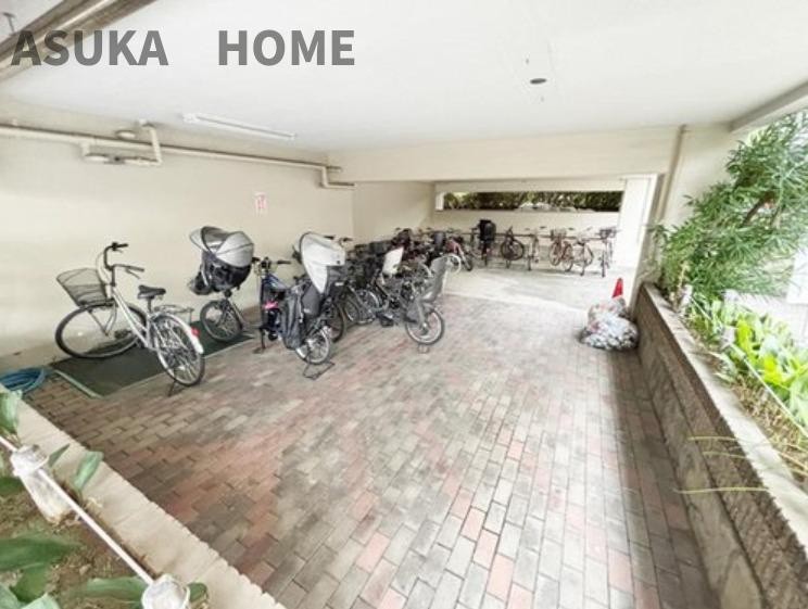 藤が丘マンションの駐輪場|自転車置き場の様子です。綺麗に使用されていますね。