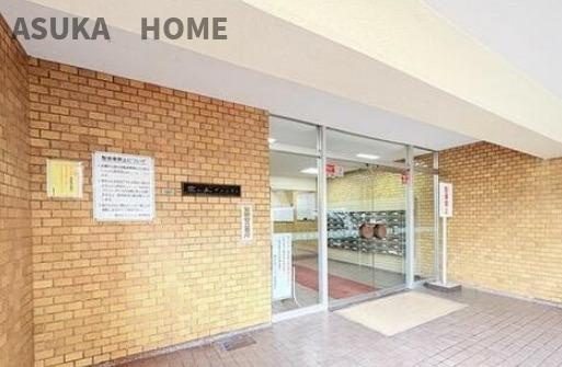 藤が丘マンションのエントランス|タイル張りで豪華な印象のエントランスですね。