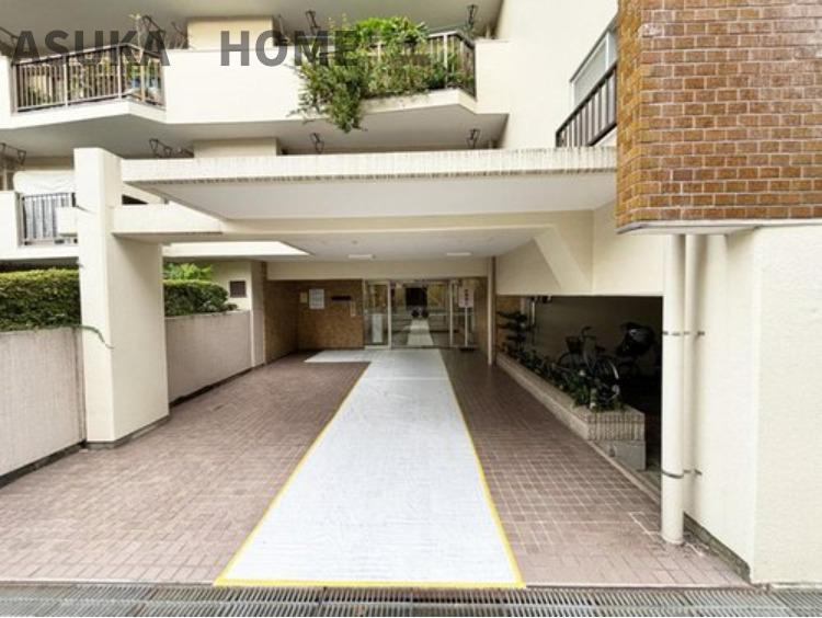 藤が丘マンションのエントランス|エントランスまでのアプローチが素敵です。