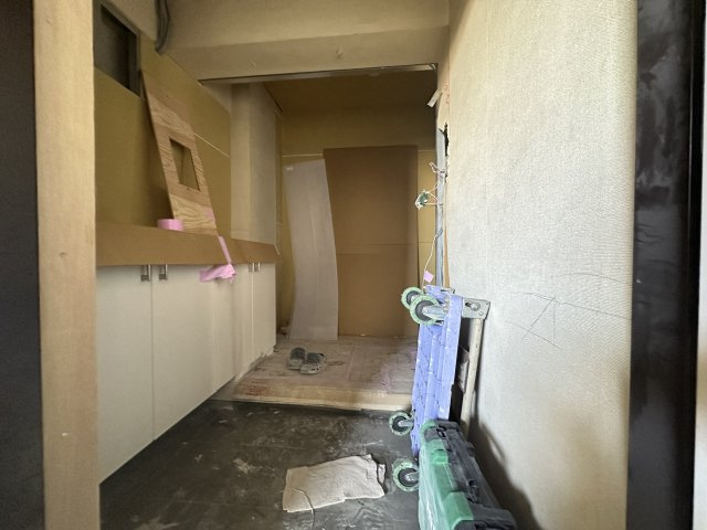 藤が丘マンションの玄関|棚付きのシューズボックスなので玄関に鍵を置いたり、小物や写真なども飾れる仕様です。